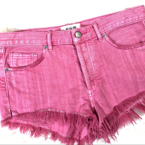 New! WE THE FREE pink frayed cutoff shorts - Picture 3 of 8